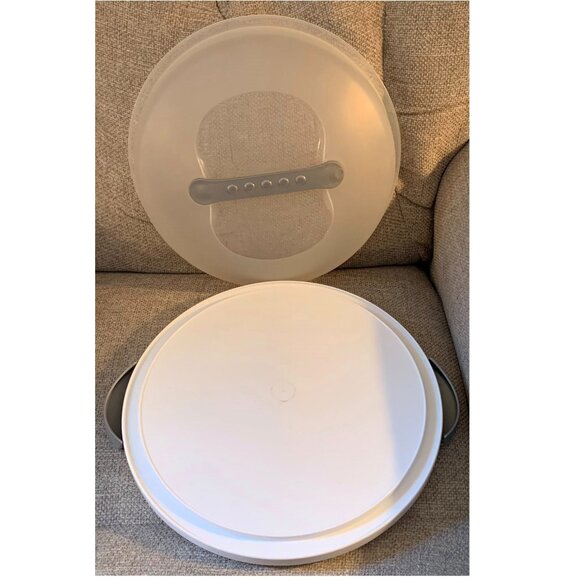 Sterilite Covered Latching Dome Cake Carrier (0200-B) - Picture 3 of 3